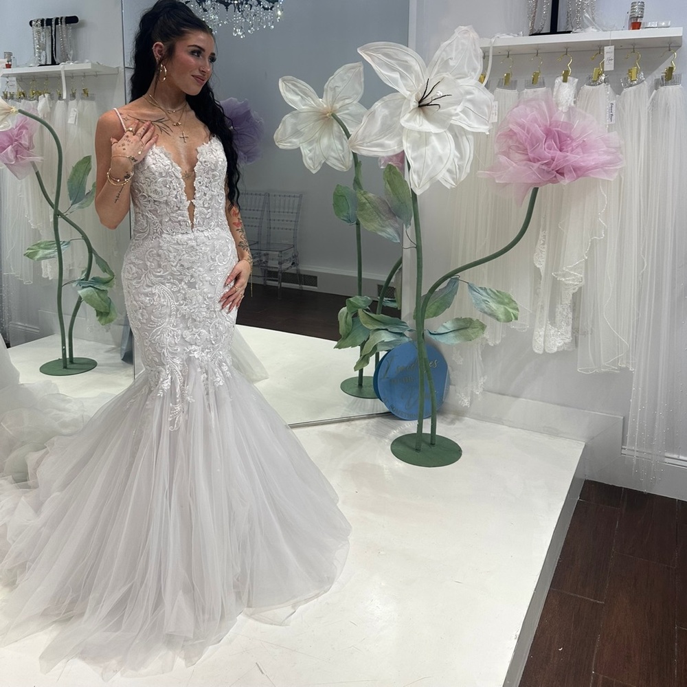 Elegant White Lace Wedding Gown